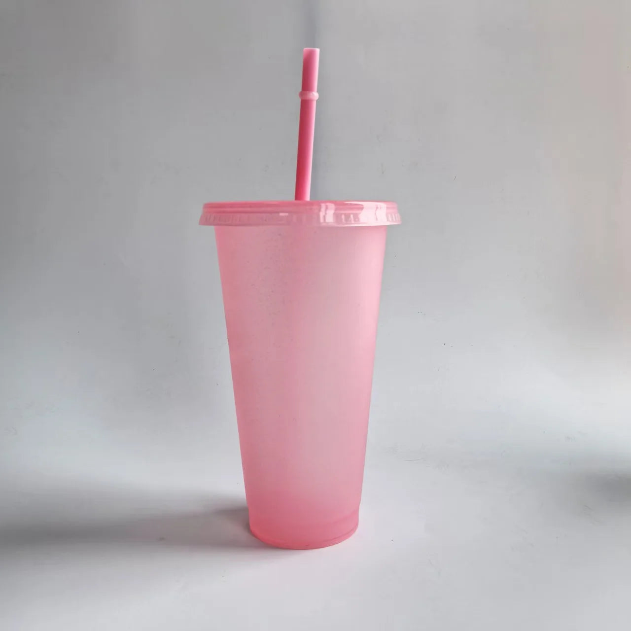 5PCS Assorted Solid Color Reusable 24Oz Plastic Cold Cup Coloured Cup Colored Straw Cup Glasses with Straw and Lid No Logo 710ML