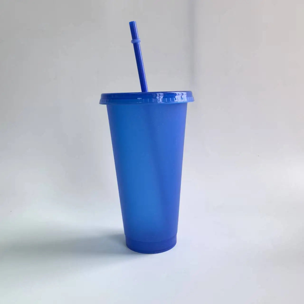 5PCS Assorted Solid Color Reusable 24Oz Plastic Cold Cup Coloured Cup Colored Straw Cup Glasses with Straw and Lid No Logo 710ML