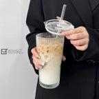 Vaso de vidrio estriado de 600 ml con tapa y pajita.