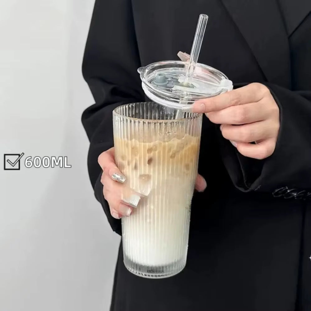 Vaso de vidrio estriado de 600 ml con tapa y pajita.