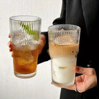 Vaso de vidrio estriado de 600 ml con tapa y pajita.