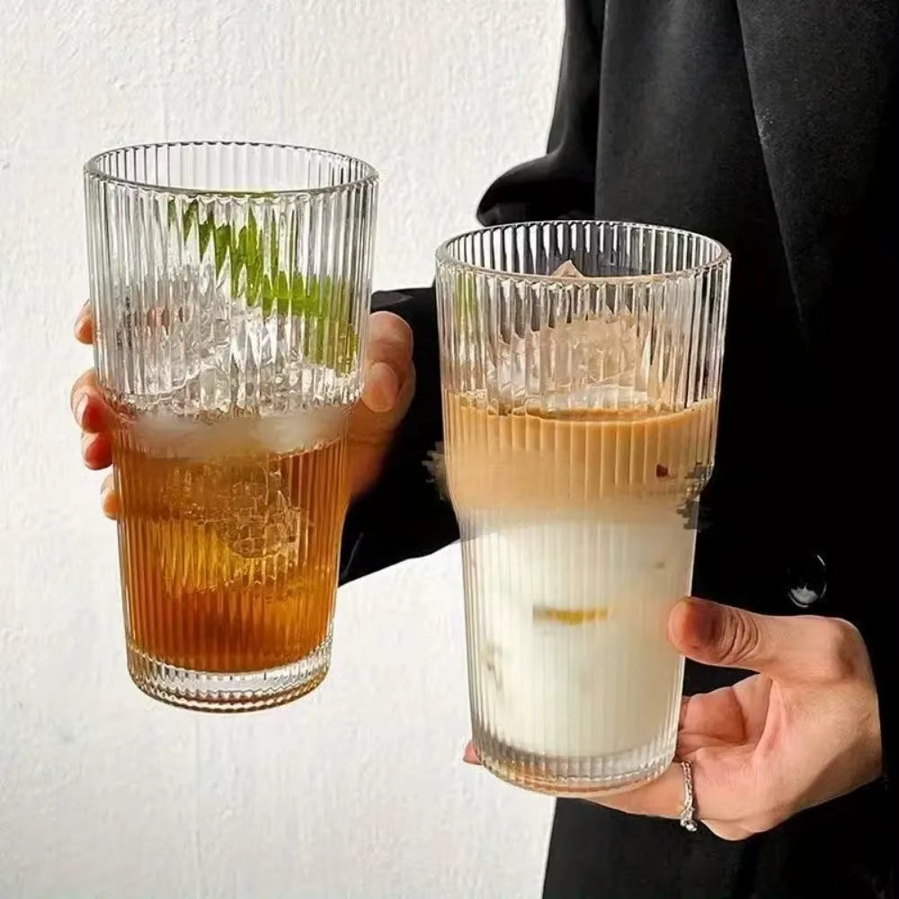 Vaso de vidrio estriado de 600 ml con tapa y pajita.