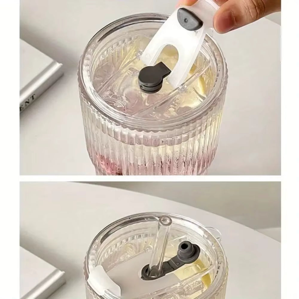 Vaso de vidrio estriado de 600 ml con tapa y pajita.
