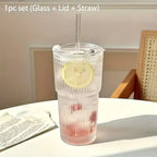 Vaso de vidrio estriado de 600 ml con tapa y pajita.