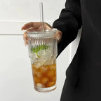 Vaso de vidrio estriado de 600 ml con tapa y pajita.