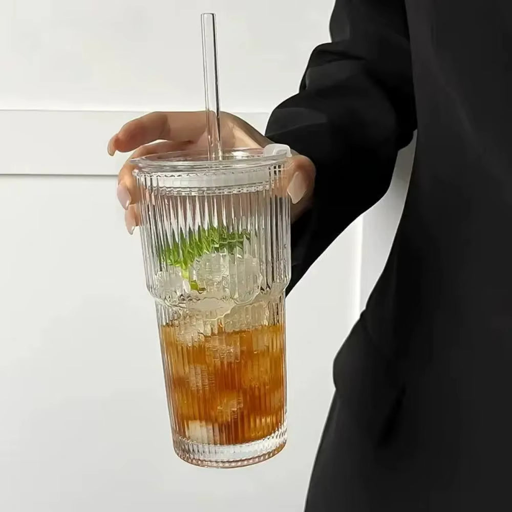 Vaso de vidrio estriado de 600 ml con tapa y pajita.