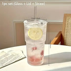 Vaso de vidrio estriado de 600 ml con tapa y pajita.